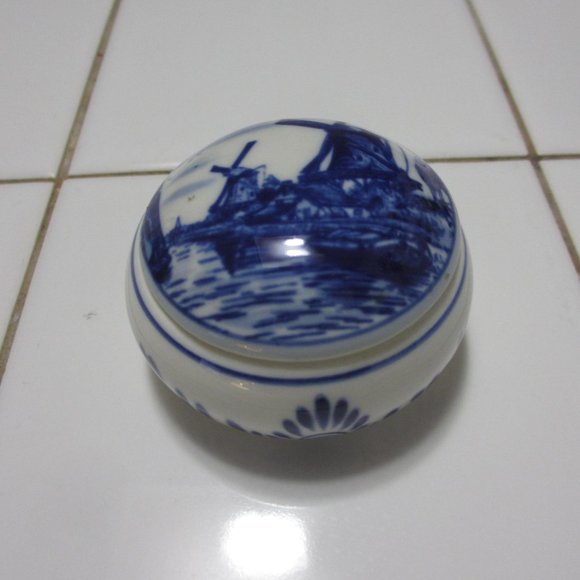 Tiny, tiny Delft Trinket Box Handpainted made in Holland Vintage 1970`s - Picture 4 of 9